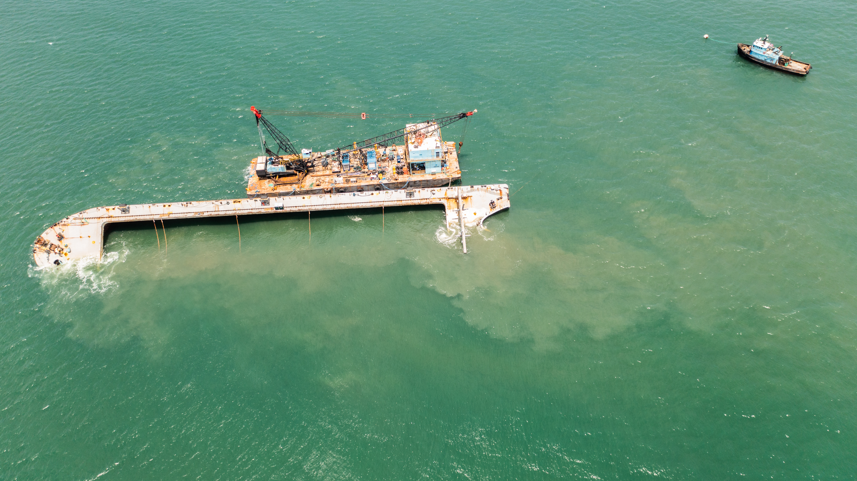 This Barge Capsized and Leaked a Massive Stream of Toxic Coal Ash Near Florida 1 This Barge Capsized and Leaked a Massive Stream of Toxic Coal Ash Near Florida