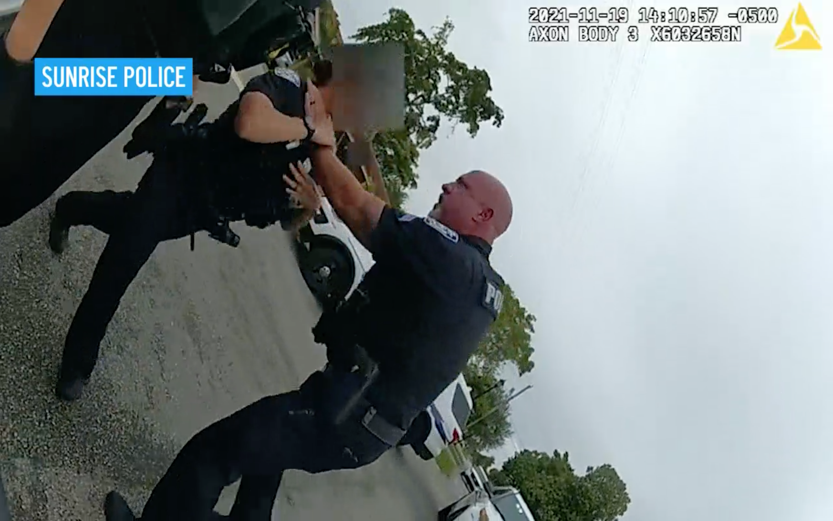 Policía agarra a oficial subalterno por la garganta después de que ella lo aleja del sospechoso