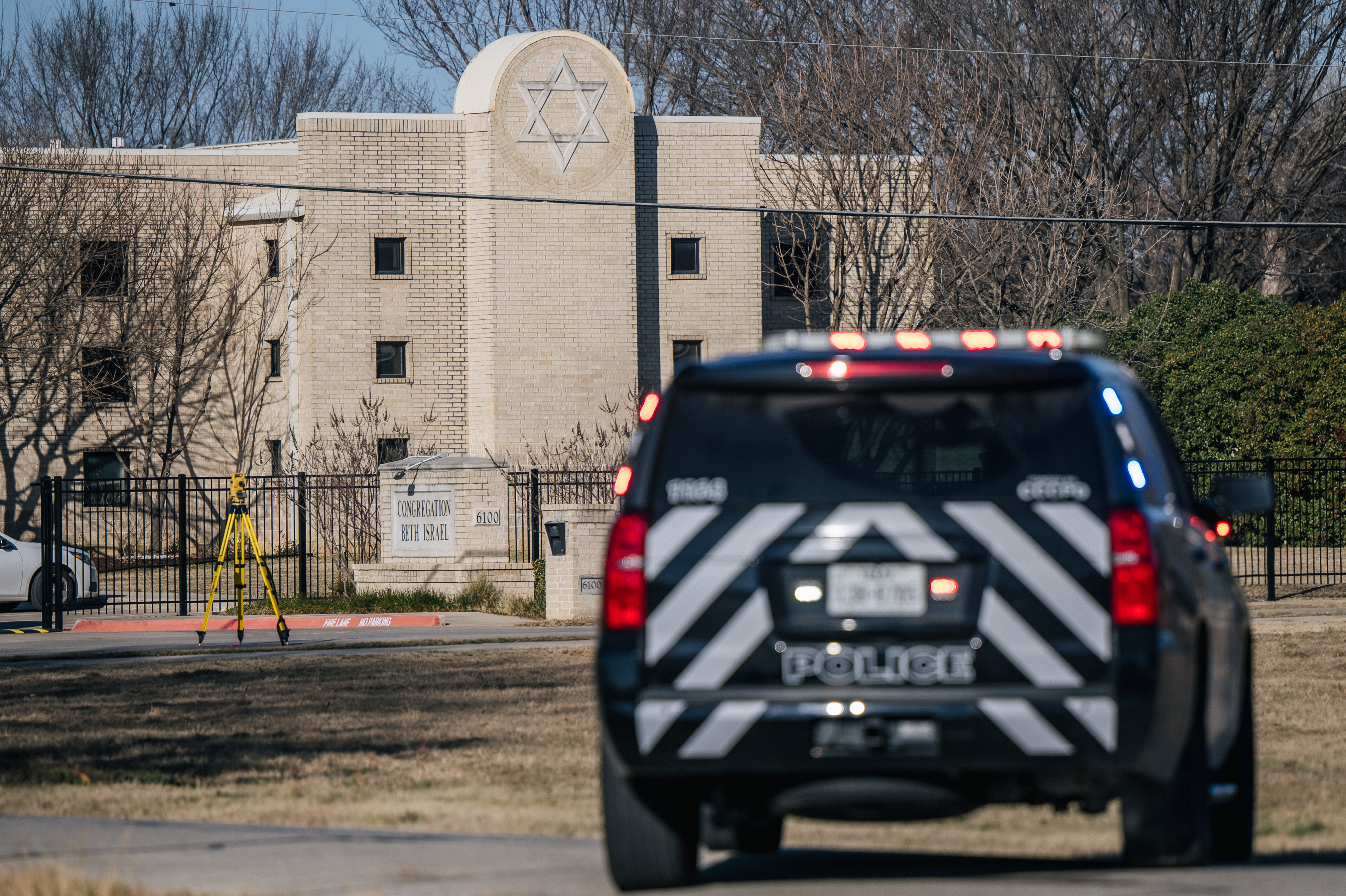Two British Teenagers Arrested Over Texas Synagogue Siege thumbnail