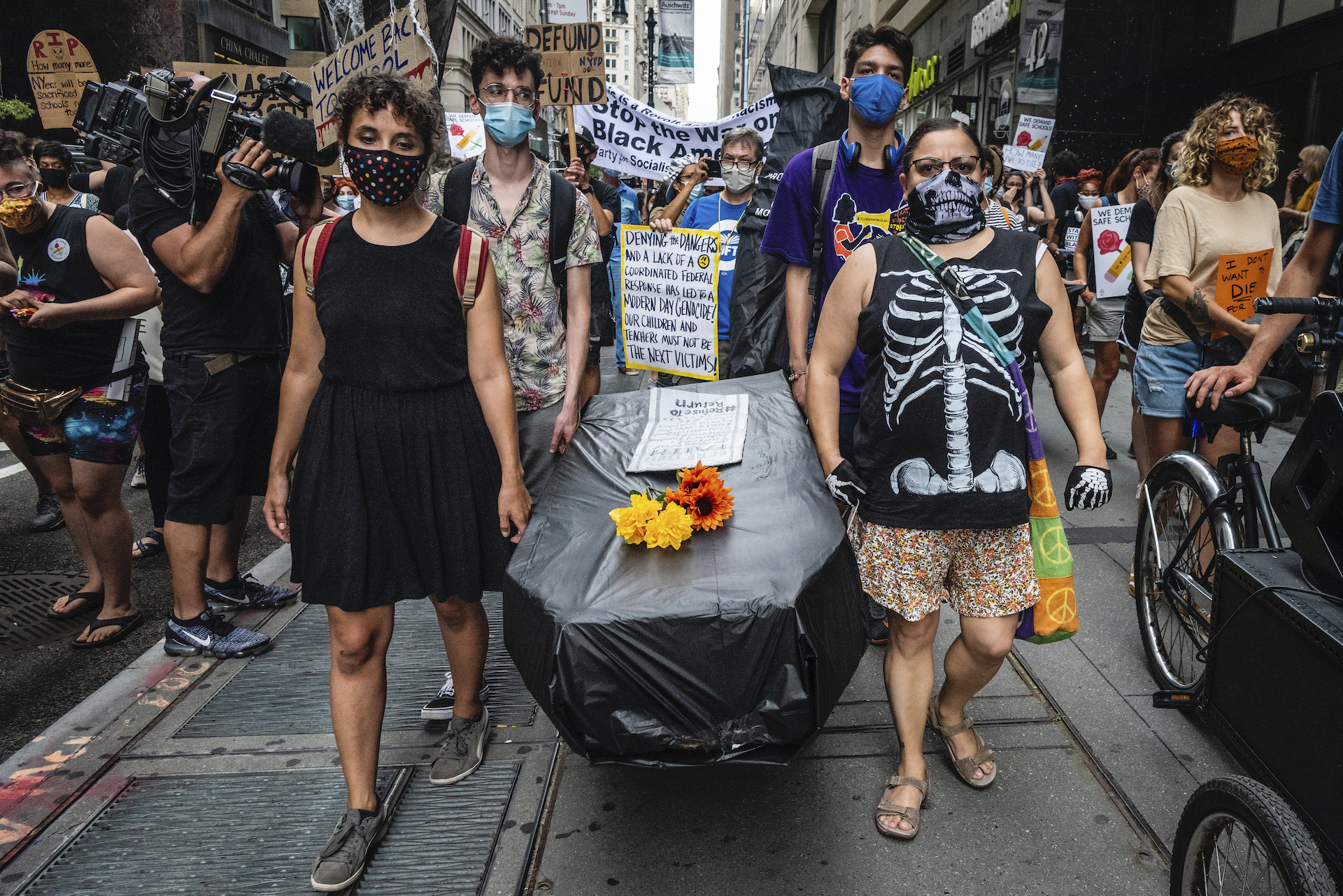 , Teachers Are Making Their Own Gravestones and Coffins to Protest Going Back to School, Saubio Making Wealth