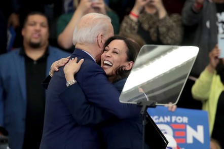 1597177463617-kamala-harris-joe-biden.jpeg?crop=1xw:0.84375xh;center,center&resize=442:*