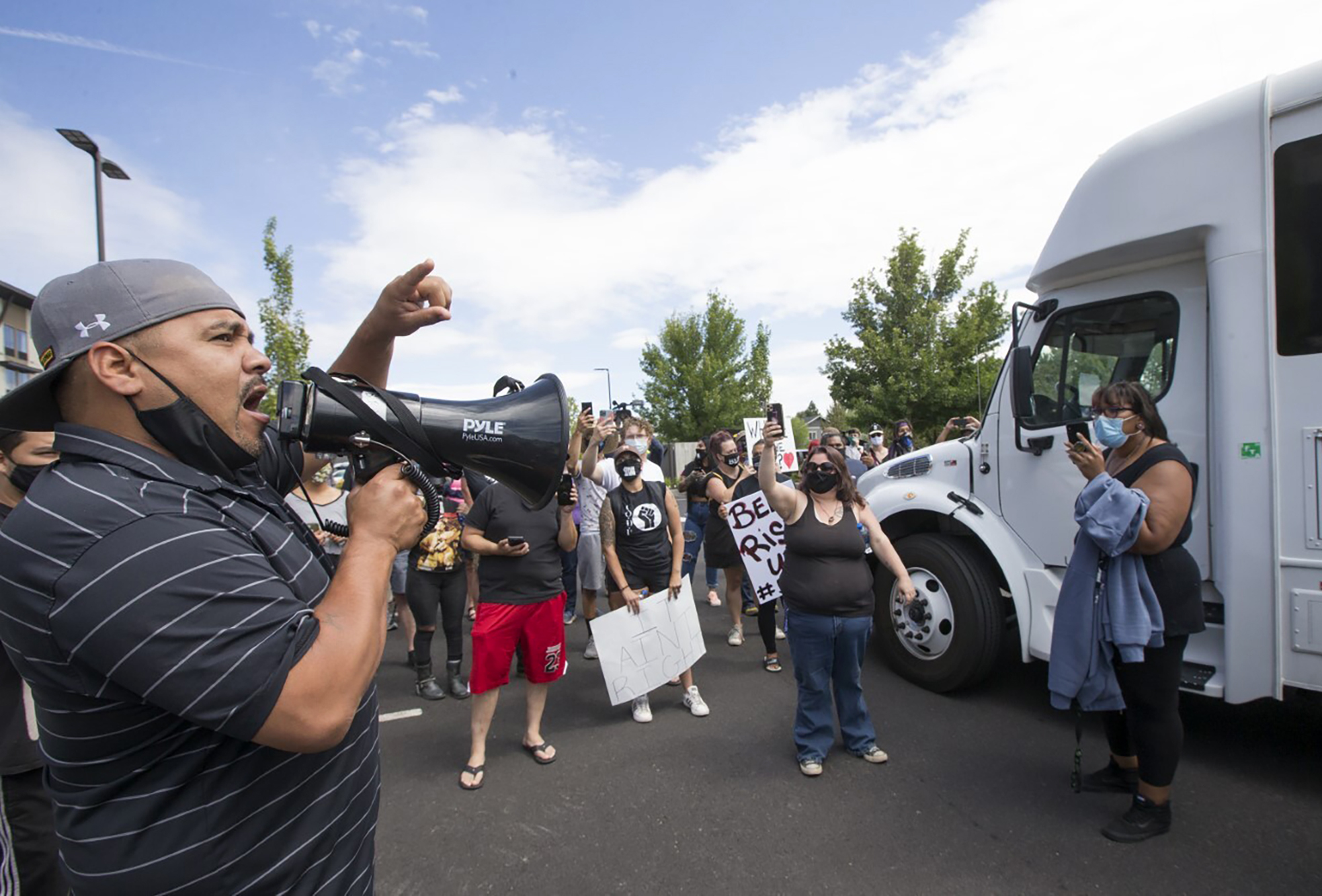 , Feds Pepper-Sprayed Protesters Trying to Stop ICE From Taking Their Neighbors, Saubio Making Wealth