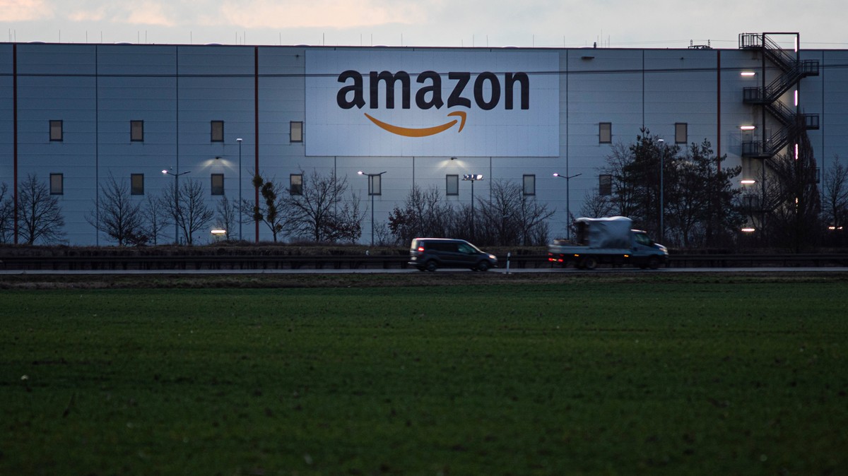 Amazon Launches Payday Advances for Its Most Precarious Warehouse Workers