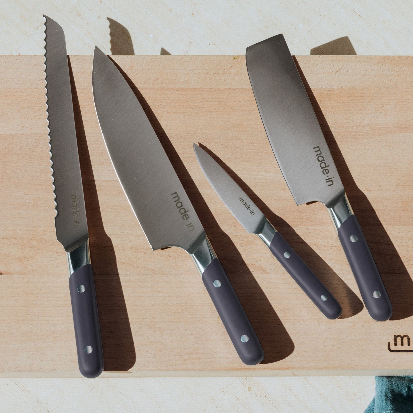 https://video-images.vice.com//products/63e674617cd7e6cf4989498a/gallery-image/1676047459687-made-in-knife-set-harbour-blue5.jpeg?crop=0.8xw:1xh;center,center