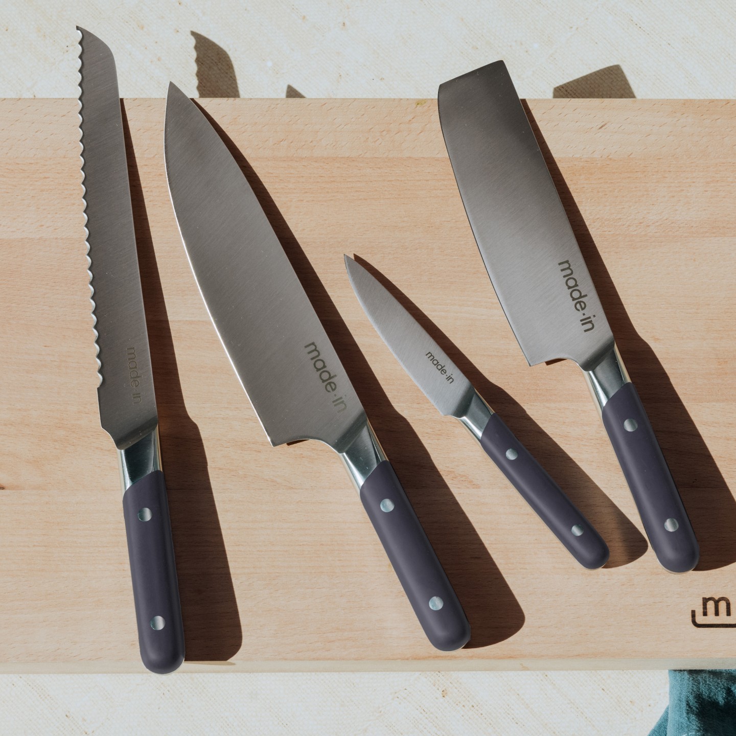 https://video-images.vice.com//products/63e674617cd7e6cf4989498a/gallery-image/1676047459687-made-in-knife-set-harbour-blue5.jpeg?crop=1xw:1xh;center,center