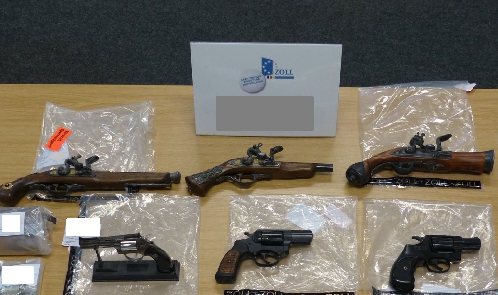 Waffen, die bei einer Razzia gegen Migrantenschreck-Kunden beschlagnahmt wurden