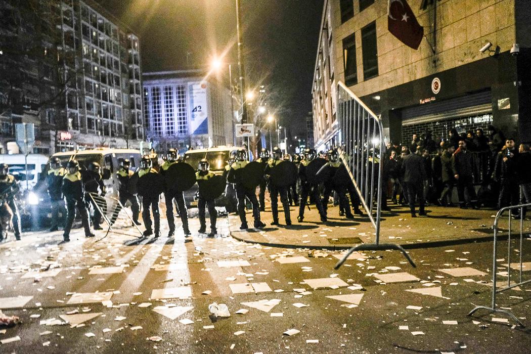 Foto's van de rellen in Rotterdam nadat Nederland en ...