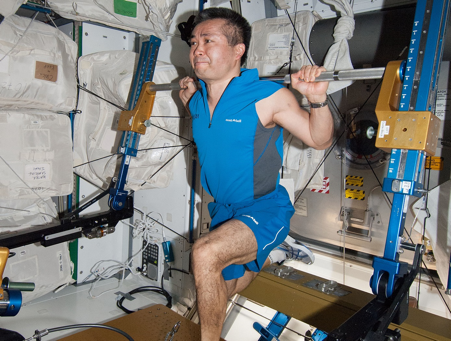 astronauta haciendo ejercicio en la ISS