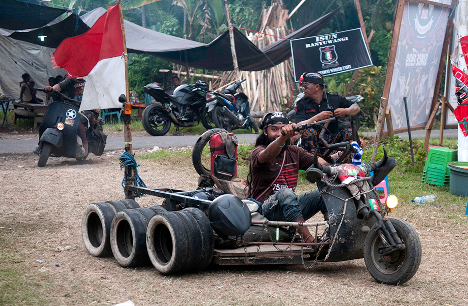 Perlawanan Gigih Vespa Mad Max Bertahan Di Jalanan Indonesia VICE