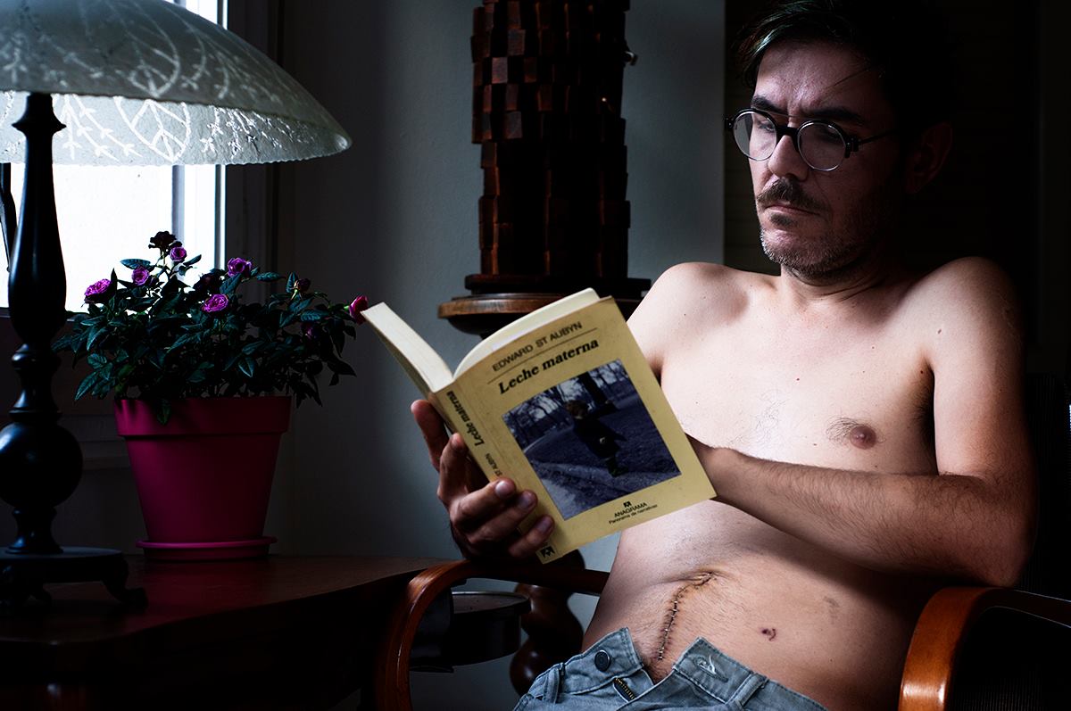 Este artista se rajó el vientre representando su propio nacimiento y lactancia