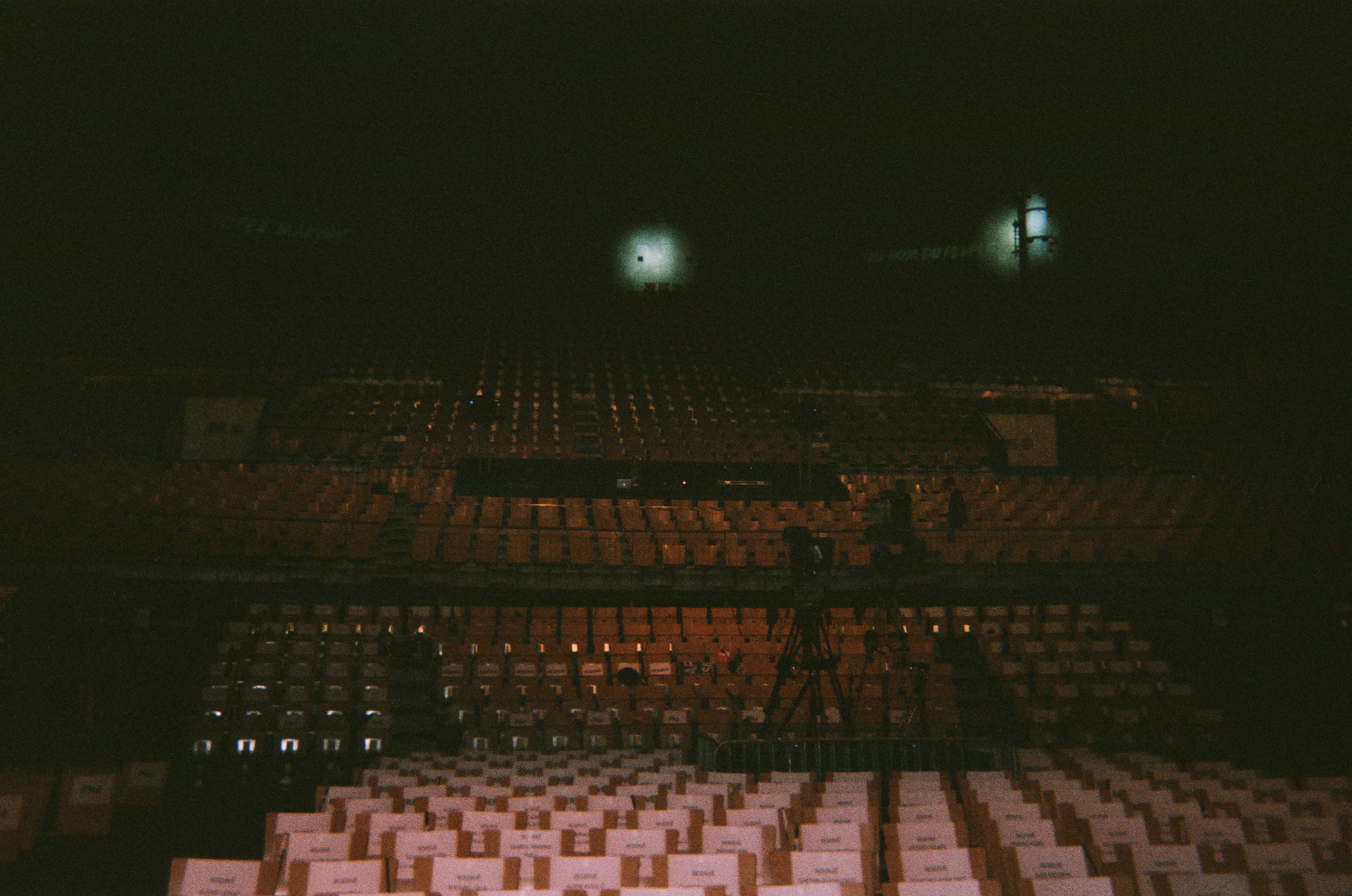 Salle de meeting avant l'ouverture des portes.