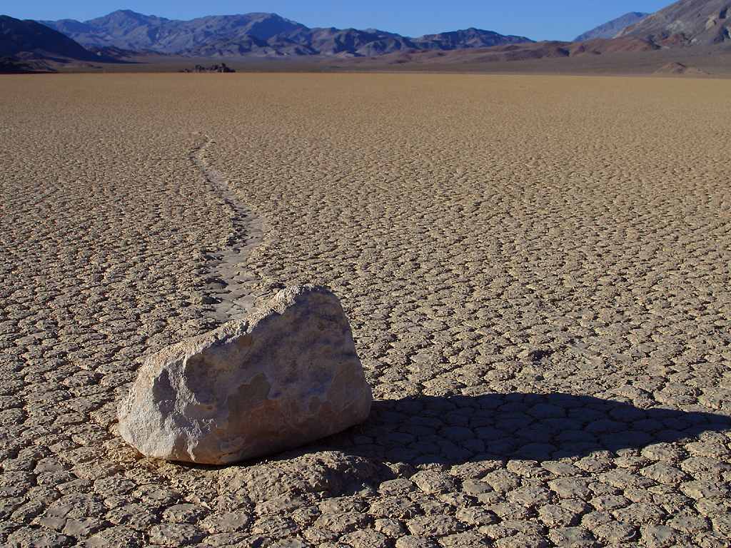 Таинственные движущиеся камни в пустыне поставили учёных в тупик на 70 лет