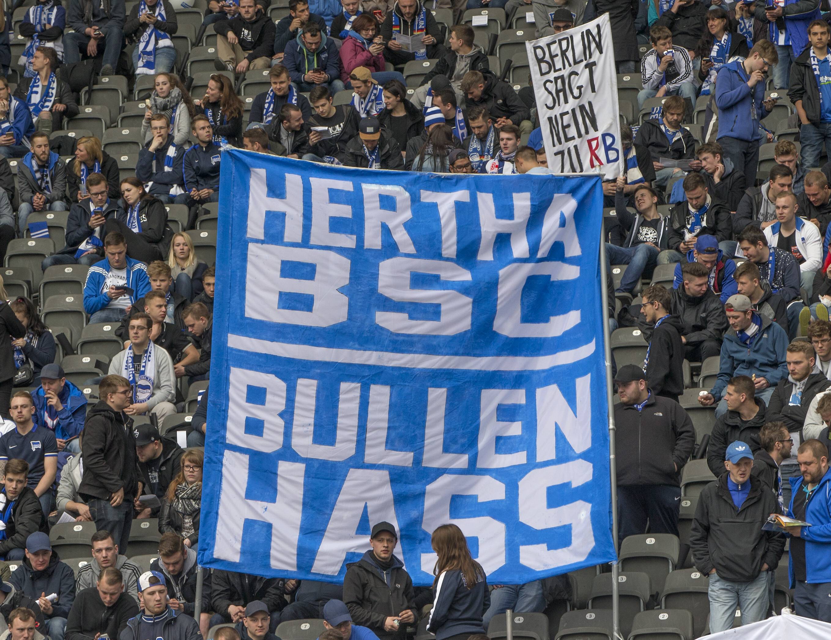 HerthaFans schmuggelten AntiRBBanner in LeipzigBlock VICE Sports