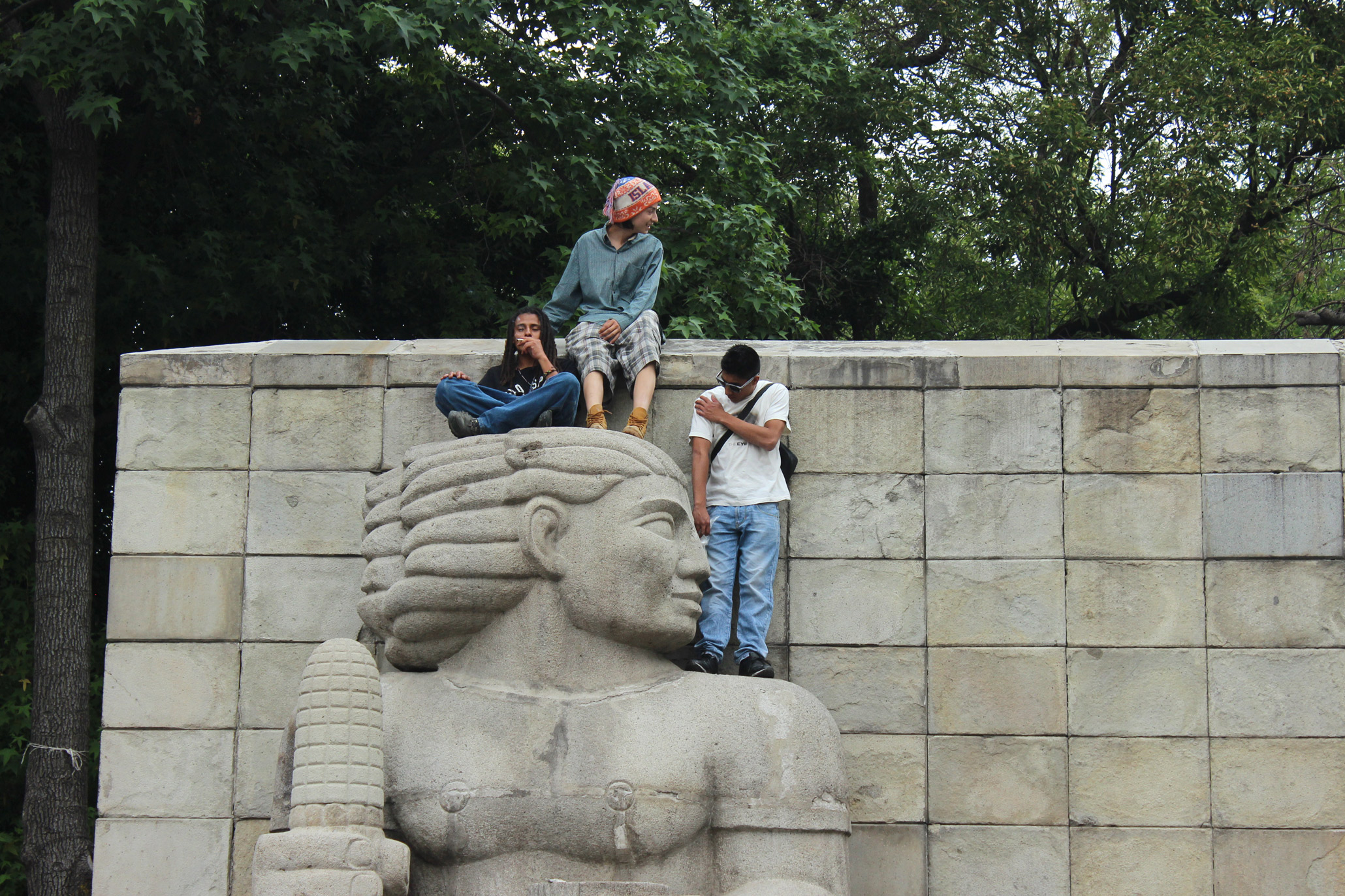Usuarios fumando sobre el Monumento a la Madre, en la Ciudad de México, durante la marcha por la legalización de la marihuana en 2017. Foto @fixzion.