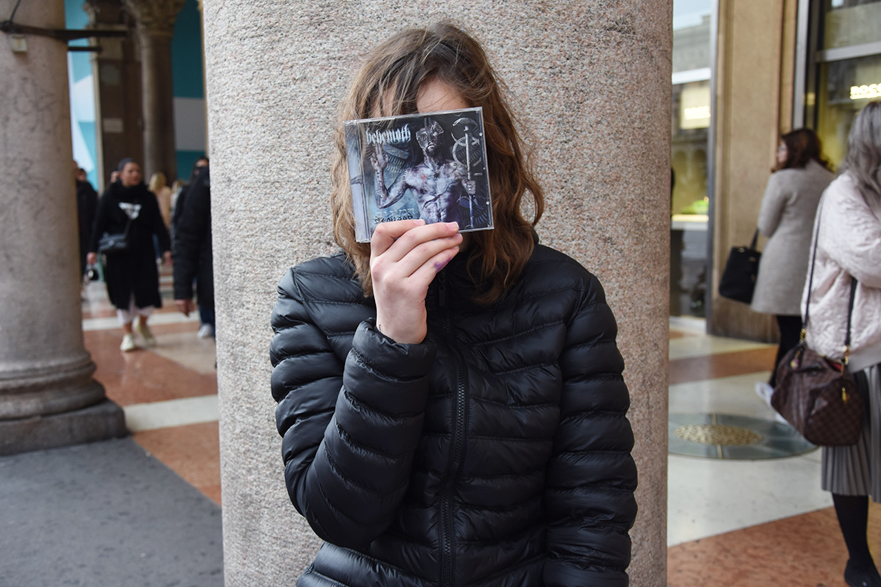 ragazza adolescente teenager italiana Milano duomo metal Behemot