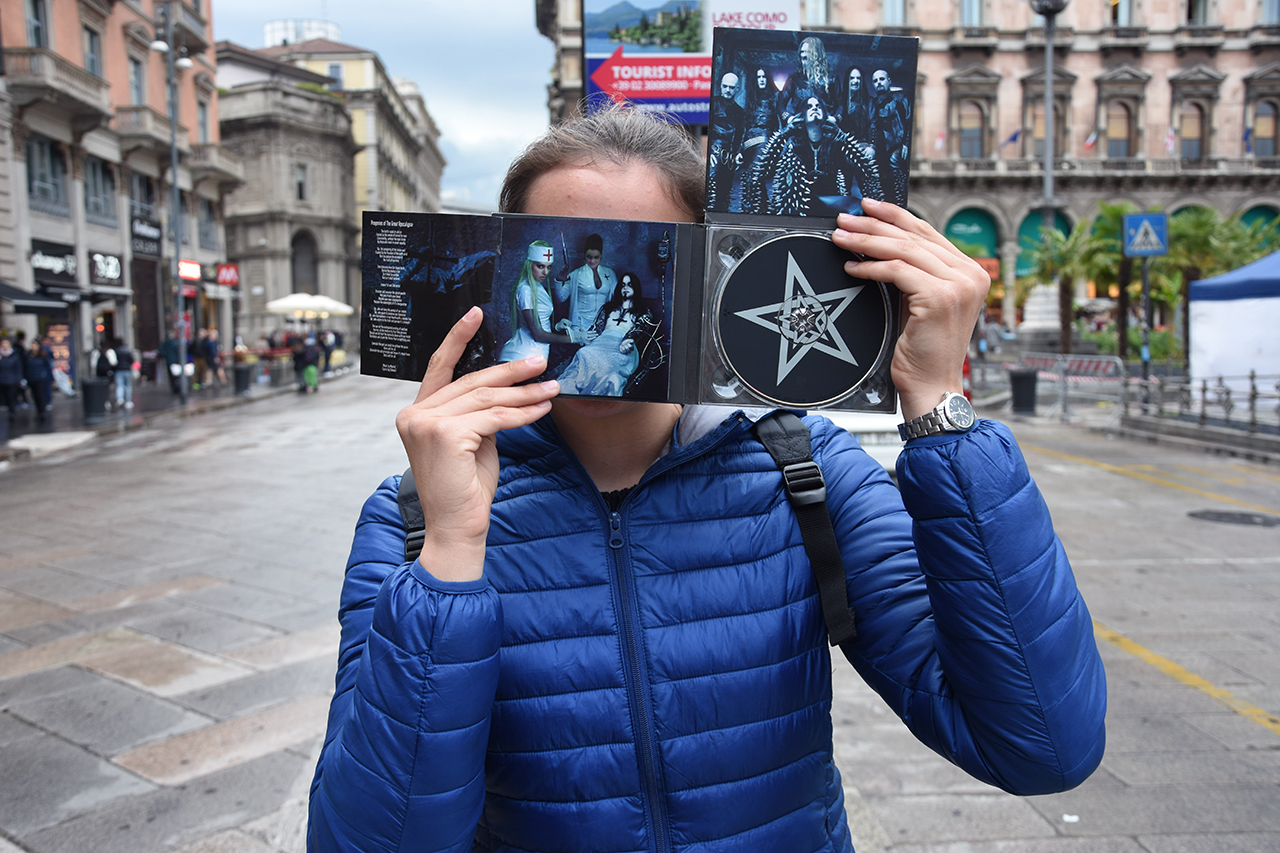 ragazza adolescente teenager italiana Milano duomo Dimmu Borgir Death Cult Armageddon