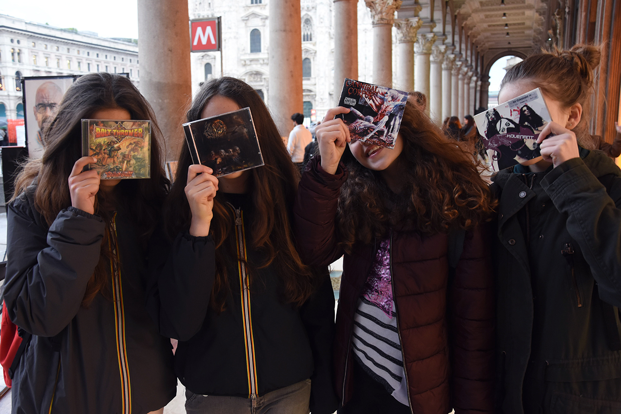 ragazza adolescente italiana Milano duomo black death metal Bolt Thrower Kovenant Cannibal Corpse Bloodbath