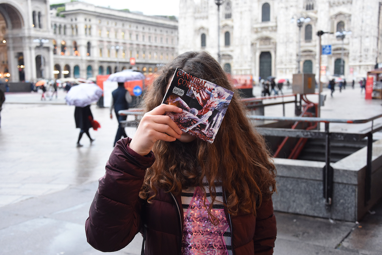 ragazza adolescente teenager italiana Milano duomo death metal Cannibal Corpse Tomb of the Mutilated