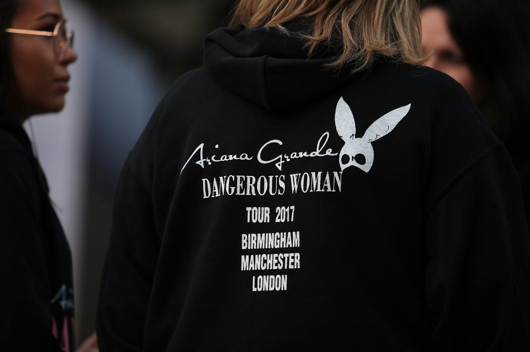 Una fan de Ariana Grande a las afueras del estadio tras el atentado