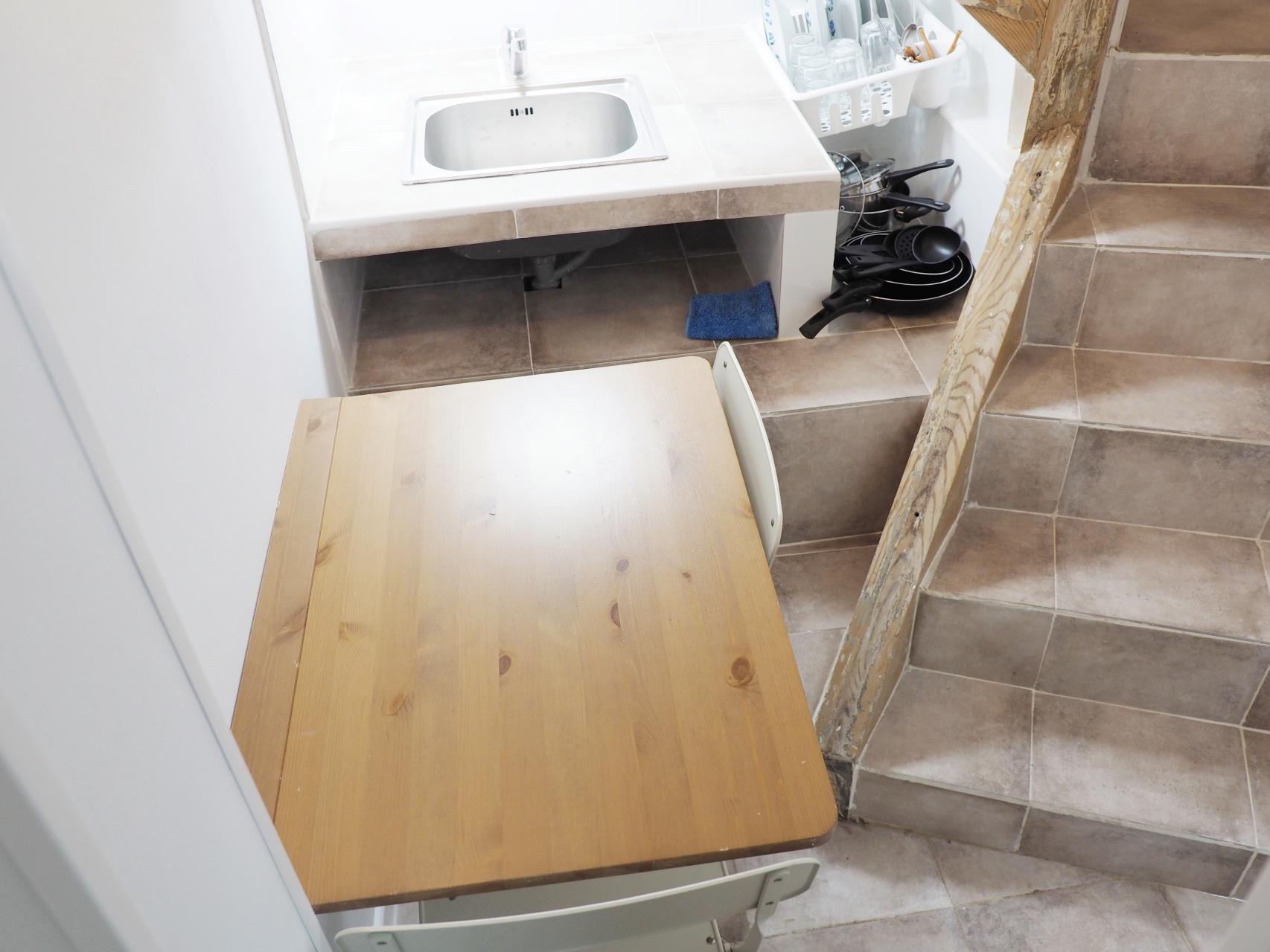 El peor piso en alquiler de España: 750 euros al mes para vivir en unas escaleras 1495533972342-Foto-Comedor