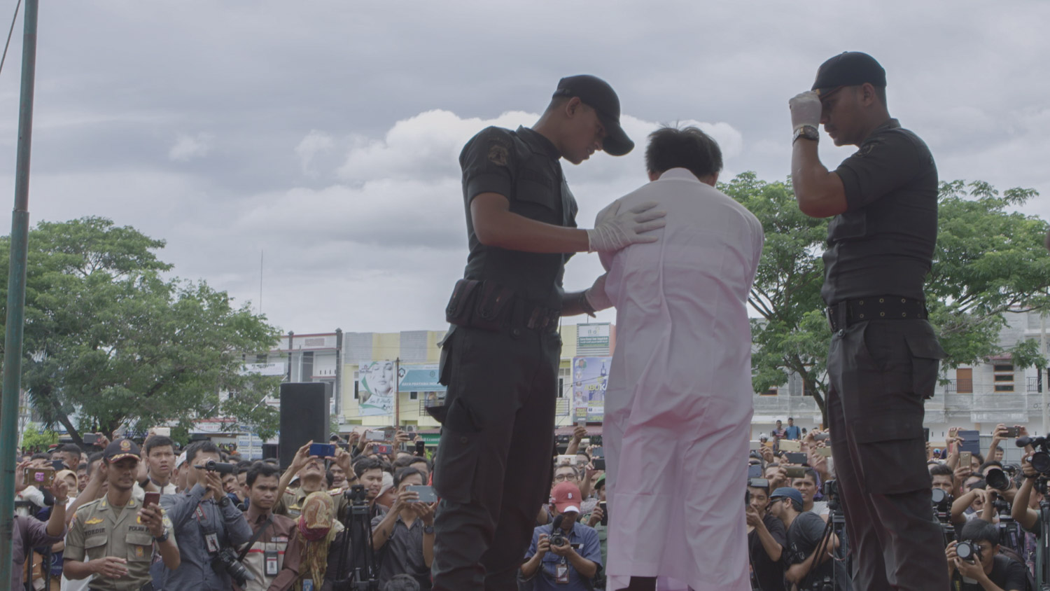 Ass Caning 100 Lashes - Gay Men Caned in Front of Cheering Crowd in Aceh - VICE