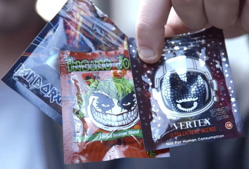 Du cannabis synthétique vendu sous des noms divers et variés (Photo : VICE)