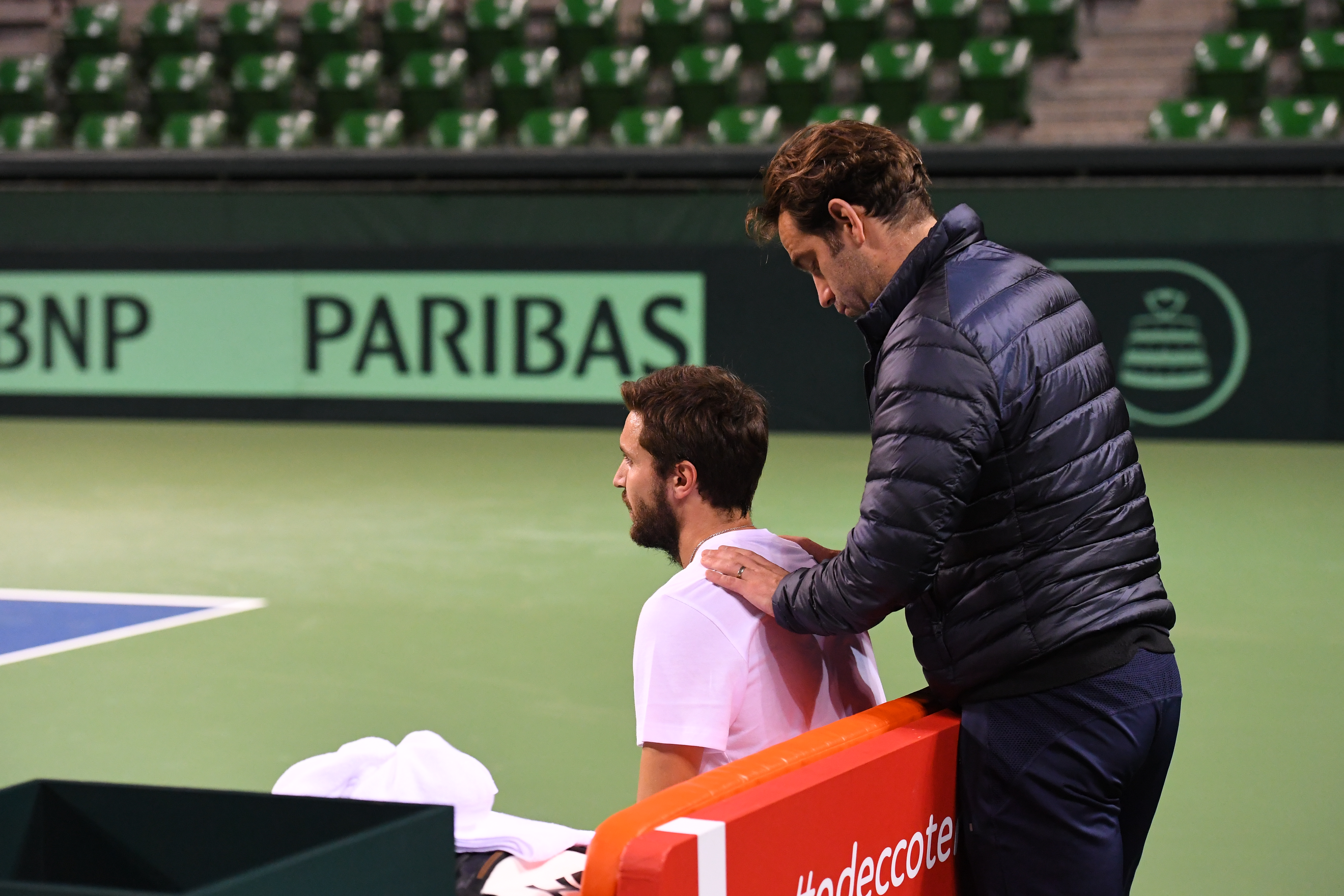 Olivier Choupeau en train de masser Gilles Simon. Photo Antoine Couvercelle/FFT