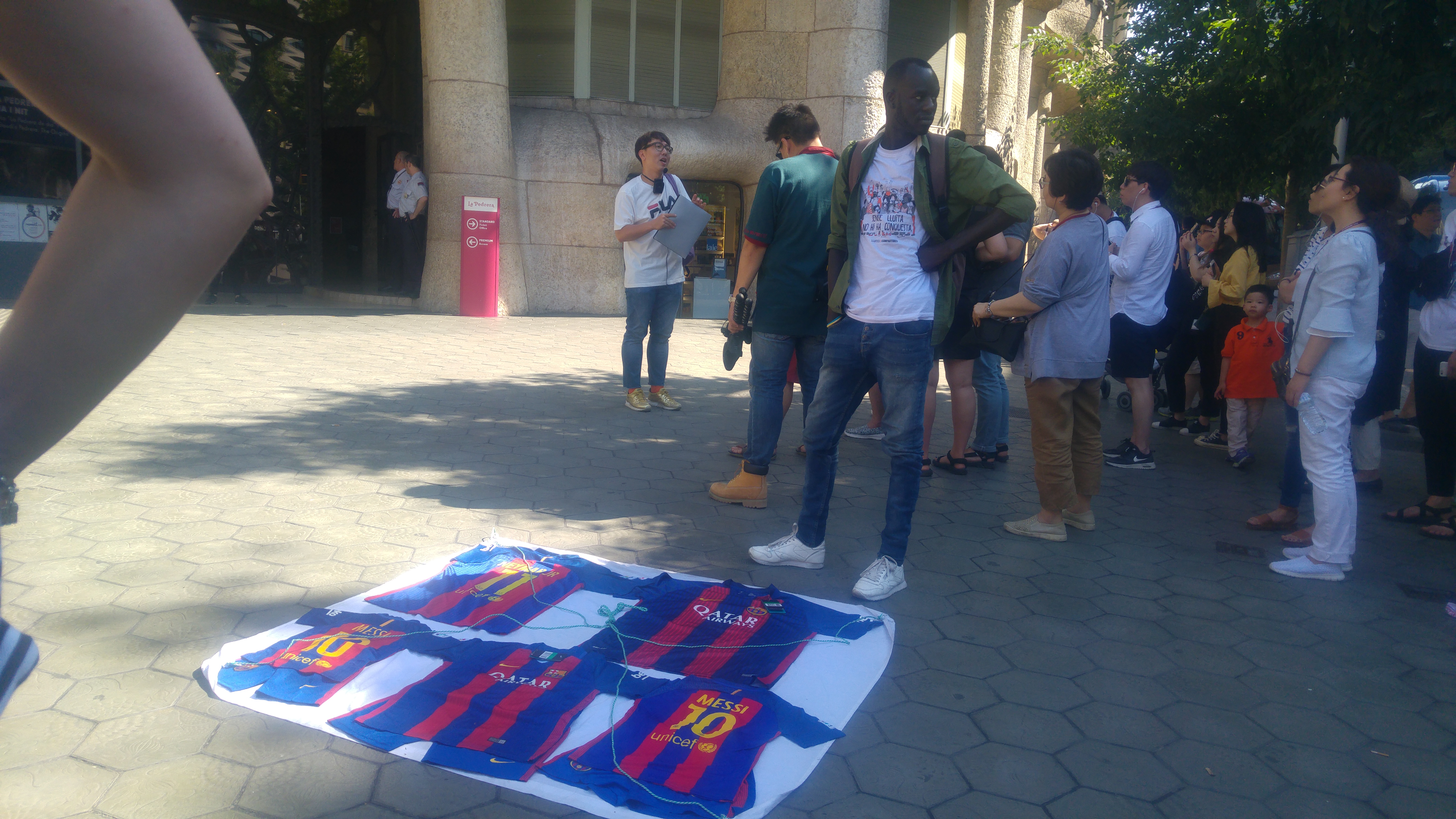 mantero barcelona senegal inmigracion ilegal dinero