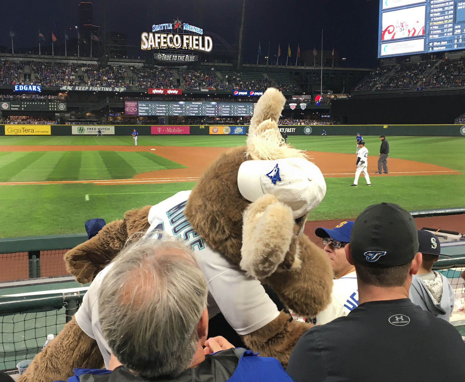 Mariners fan defends his team from afar against the Blue Jays