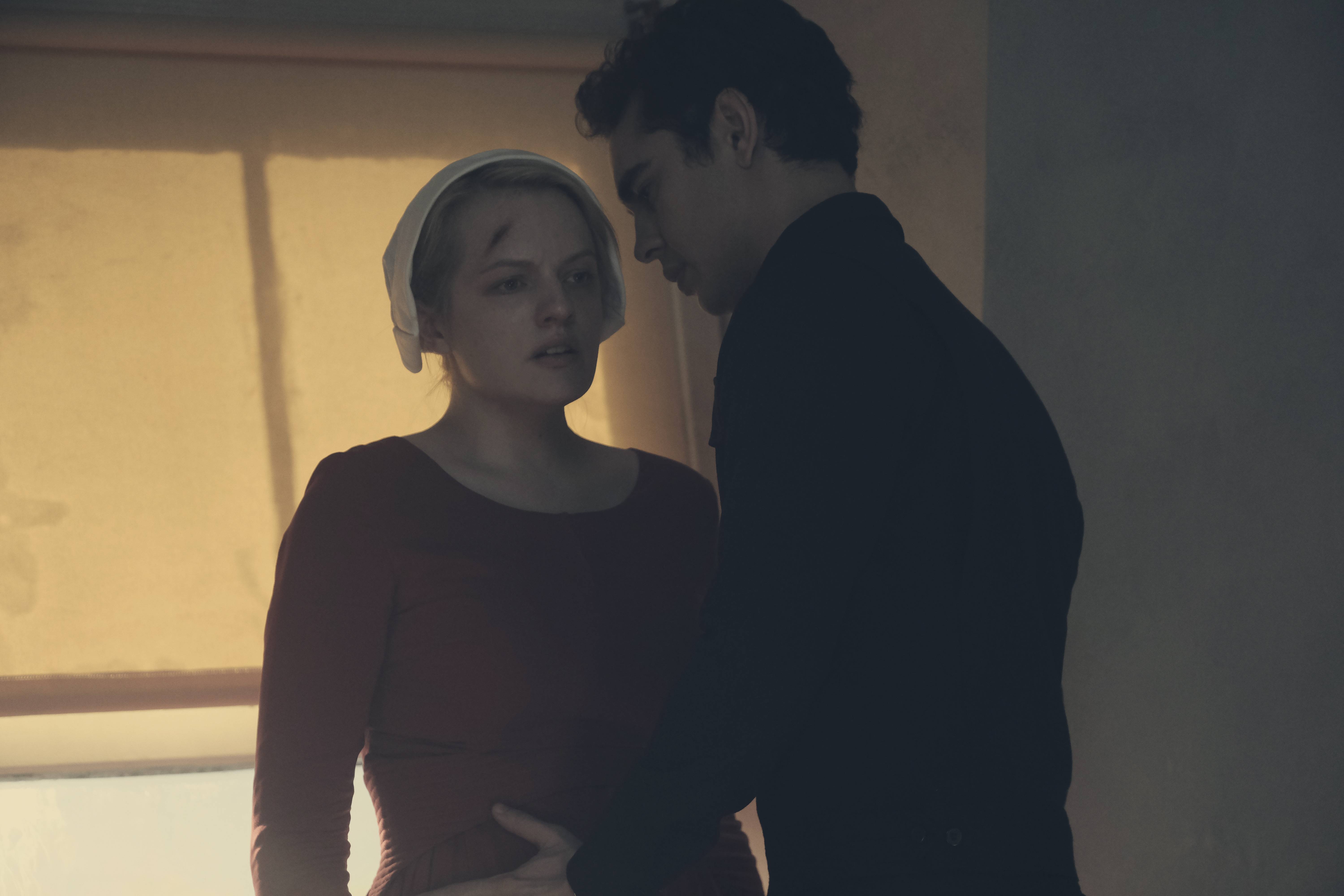 Offred Goes Down Fighting in 'The Handmaid's Tale' Season ...
