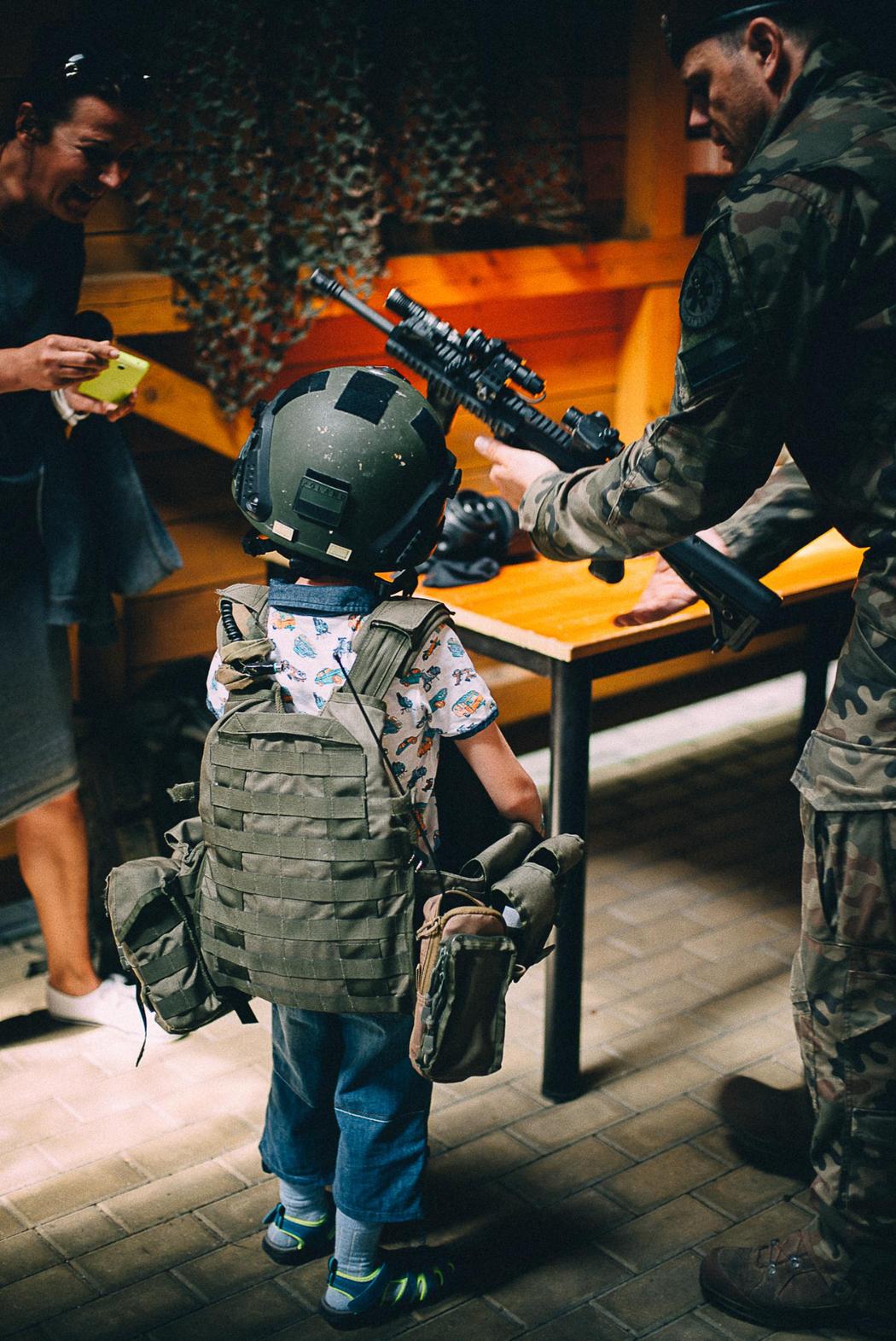 niños con rifles de asalto polonia armas ejército