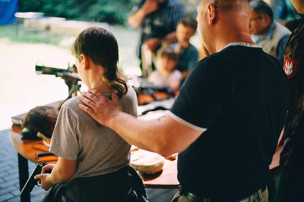 niños con rifles de asalto polonia armas ejército