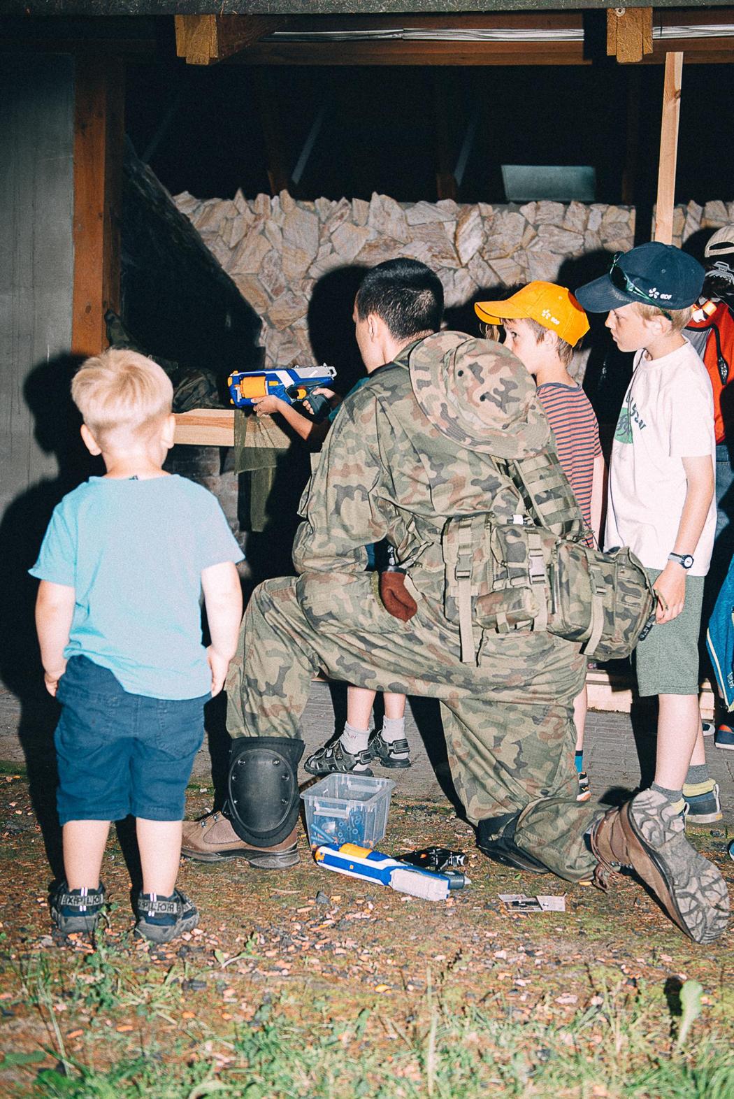 niños con rifles de asalto polonia armas ejército