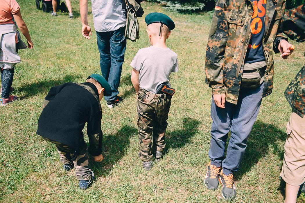 niños con rifles de asalto polonia armas ejército