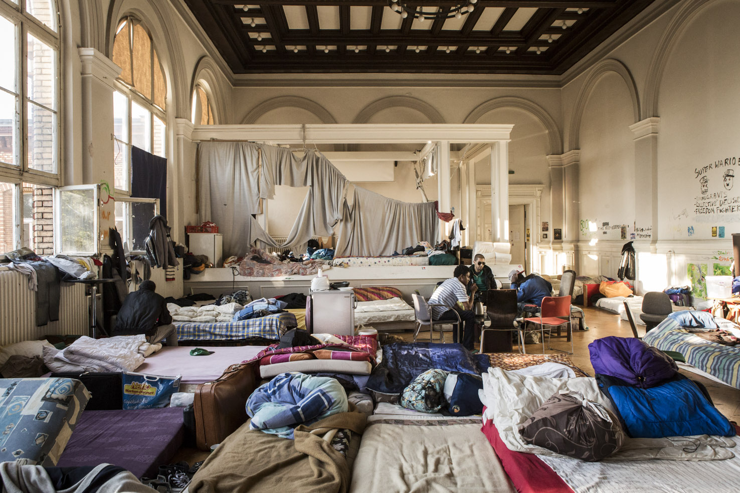 In der Aula der Gerhart-Hauptmann-Schule in Berlin lebten vor der Räumung über 70 Menschen, dicht an dicht. Zumeist haben die Neuankömmlinge hier einen Schlafplatz bekommen und versucht sich mit der Zeit auf die Zimmer zu verteilen. Foto: Florian Büttner