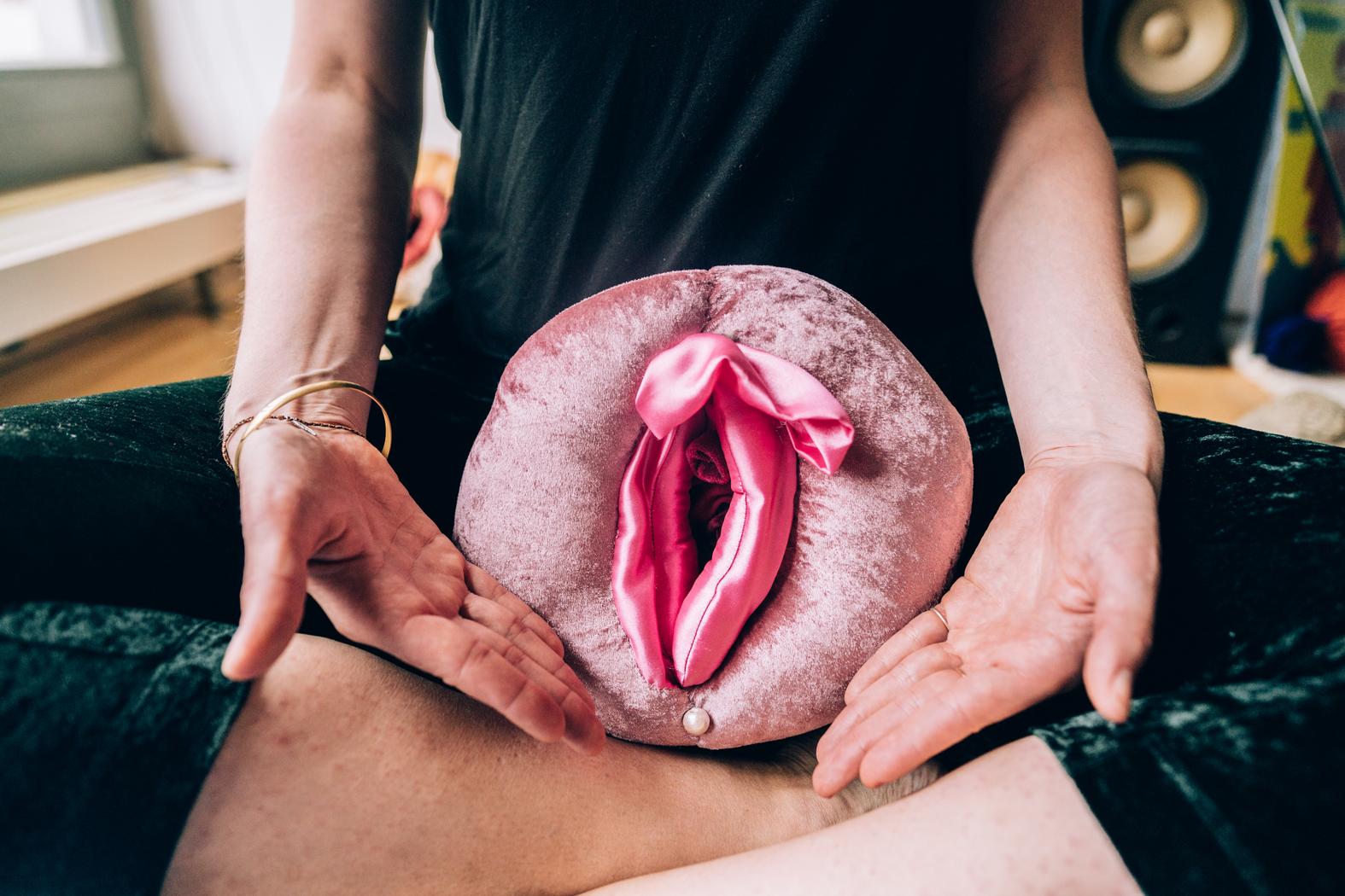 Porn Pussy Decorating - I Stared at Strangers' Vaginas at a Vulva Watching Workshop ...