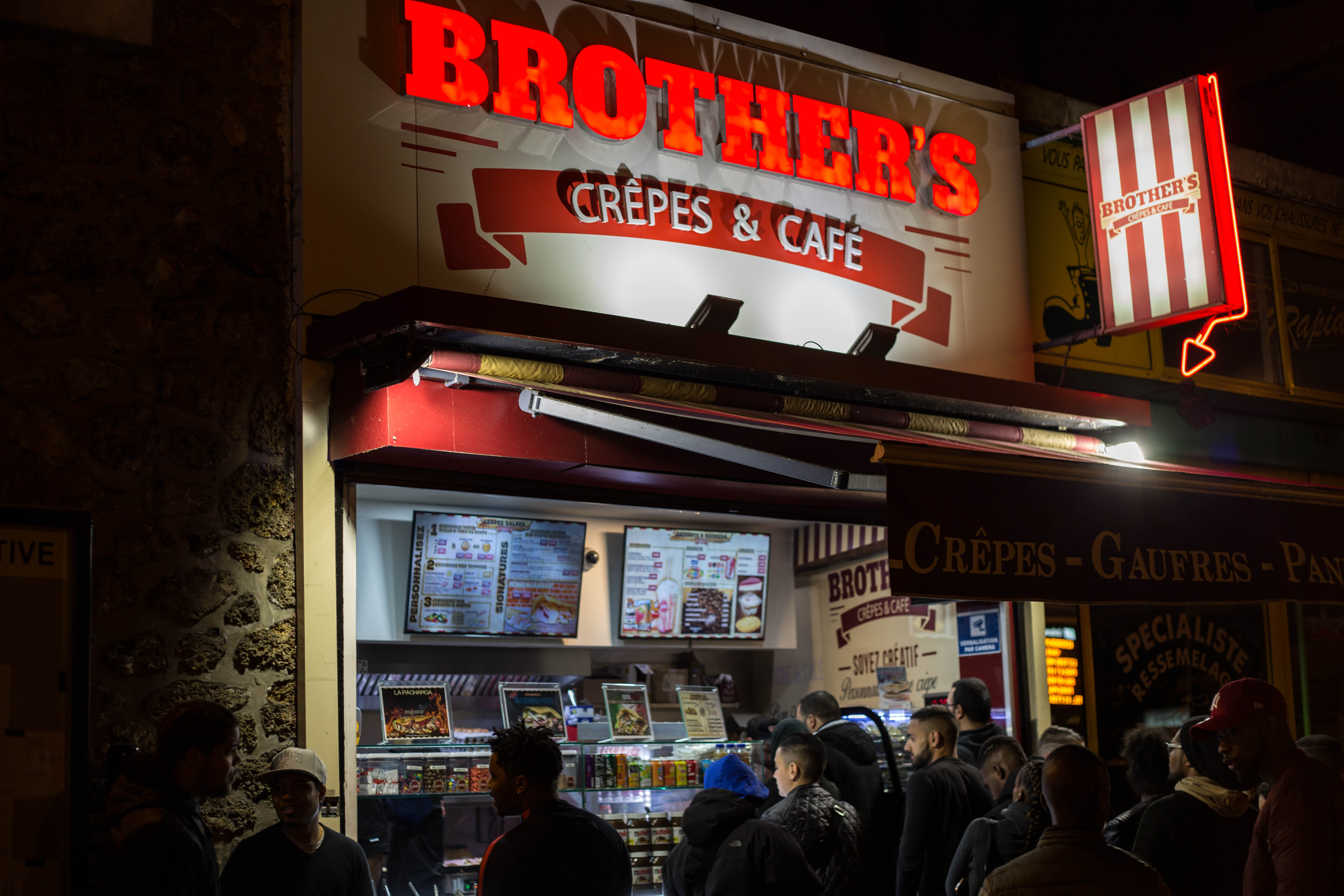 Devant chez Brother's le samedi soir, une foule dense et compacte. Toutes les photos sont de l'auteur.