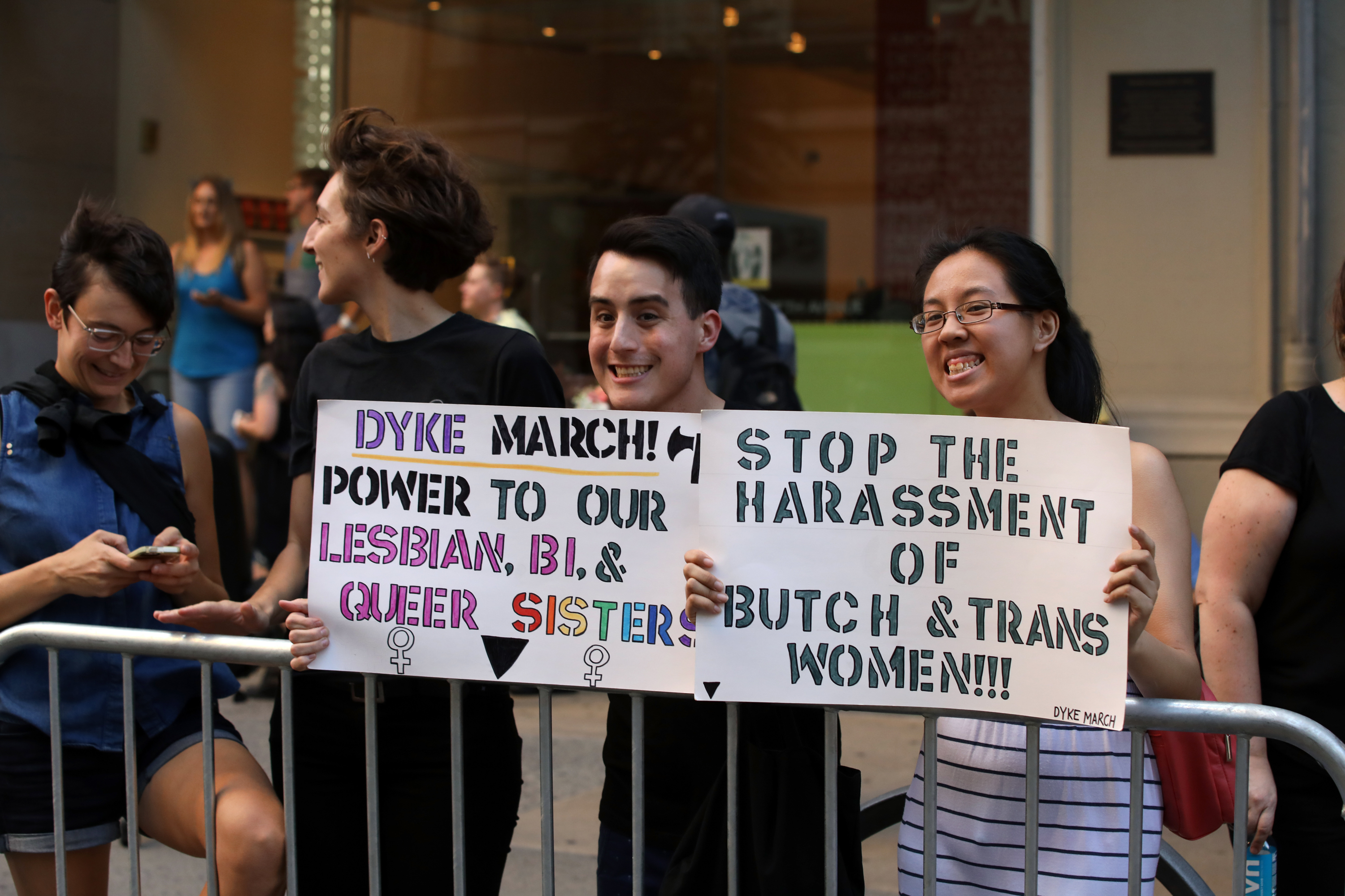 In Photos Thousands Of Lesbians Protest For Dyke March Broadly