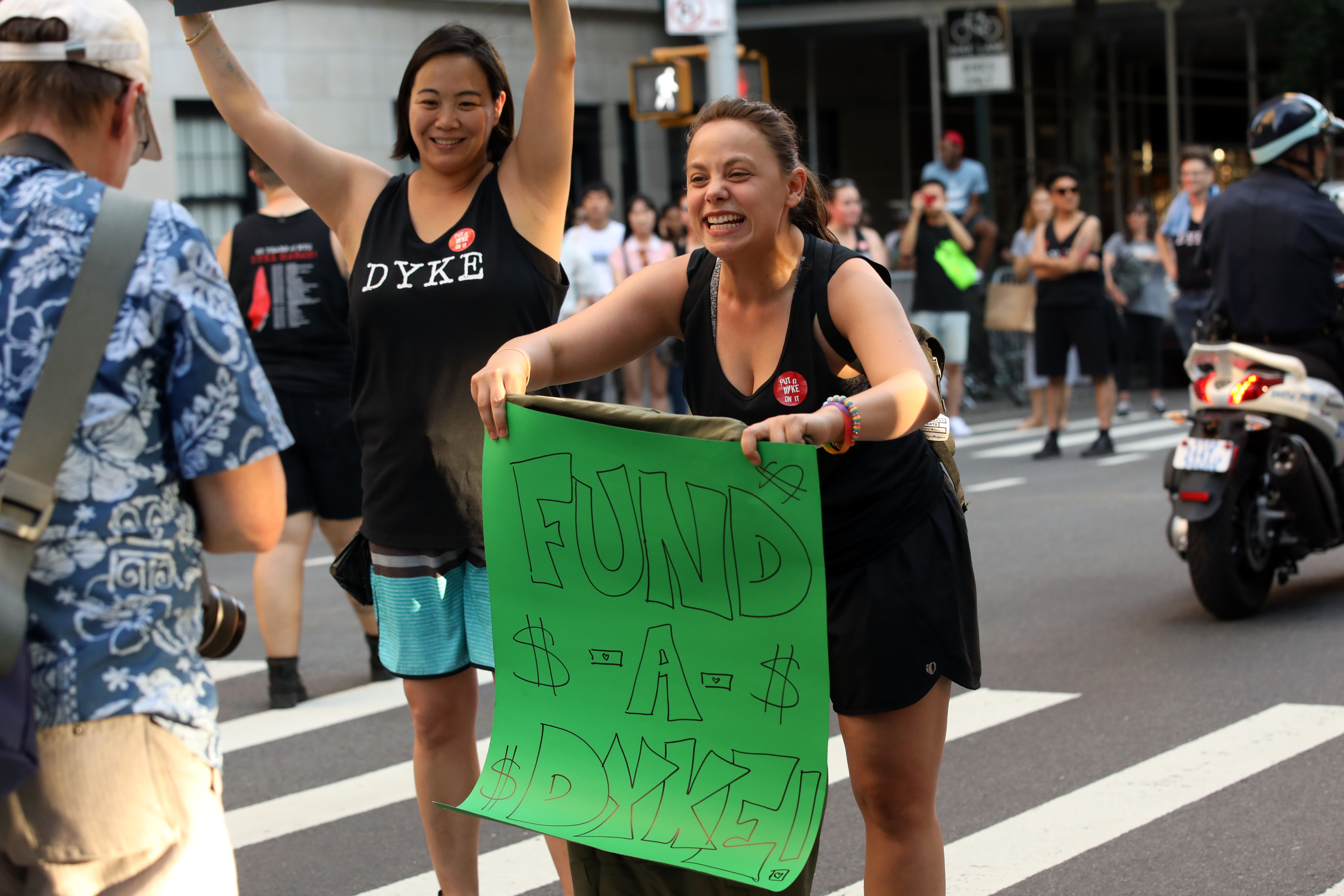 In Photos Thousands Of Lesbians Protest For Dyke March Broadly