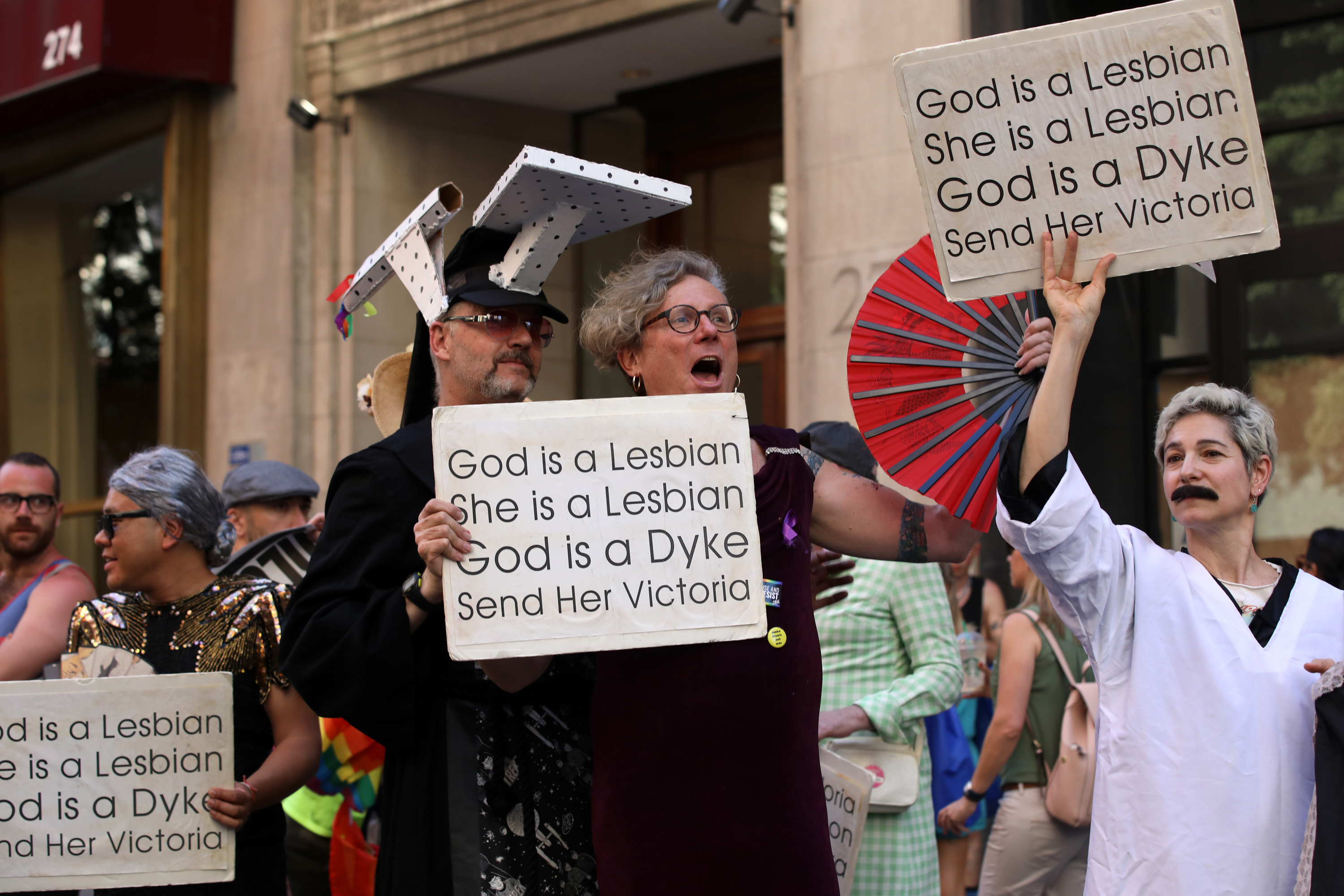 In Photos Thousands Of Lesbians Protest For Dyke March Broadly