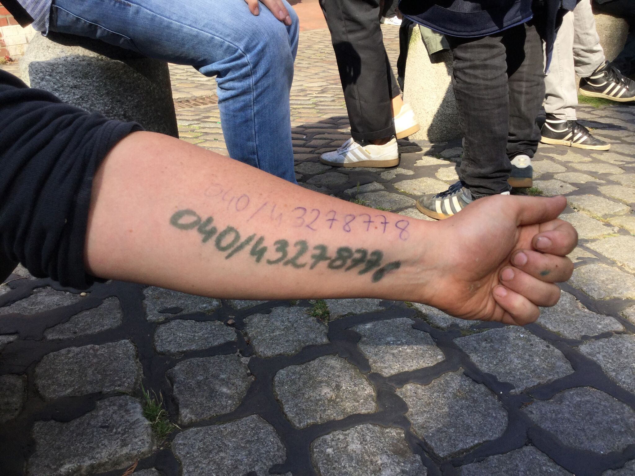 Hope hat sich die Nummer des Ermittlungsauschusses der roten Hilfe auf den Arm geschrieben, falls sie verhaftet wird