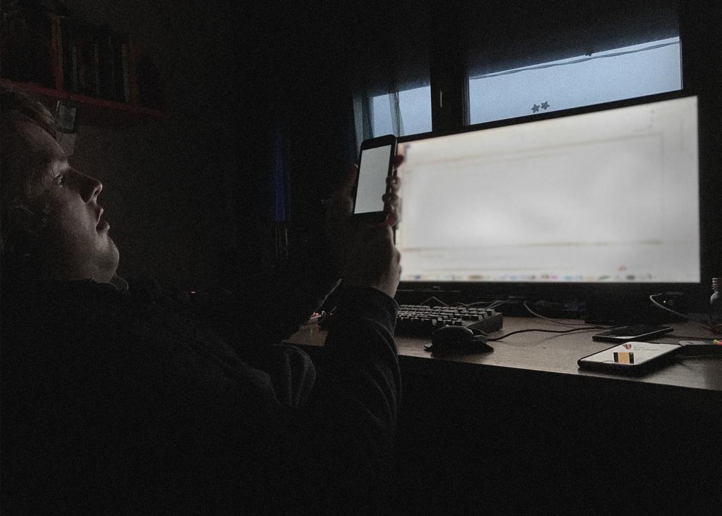 Luca Todesco desbloqueando um iPhone em seu quarto na cidade de Bassano del Grappa, Itália, dezembro de 2016. Crédito: Lorenzo Franceschi-Bicchierai/Motherboard