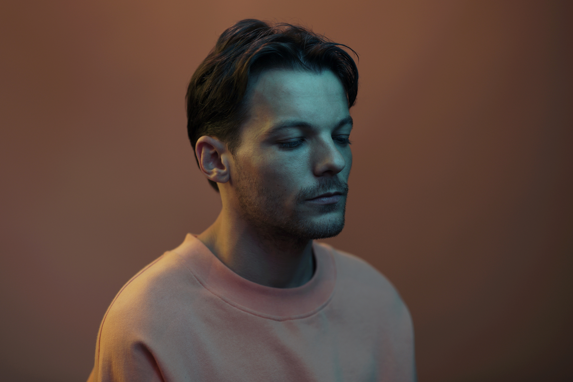 louis tomlinson side profile