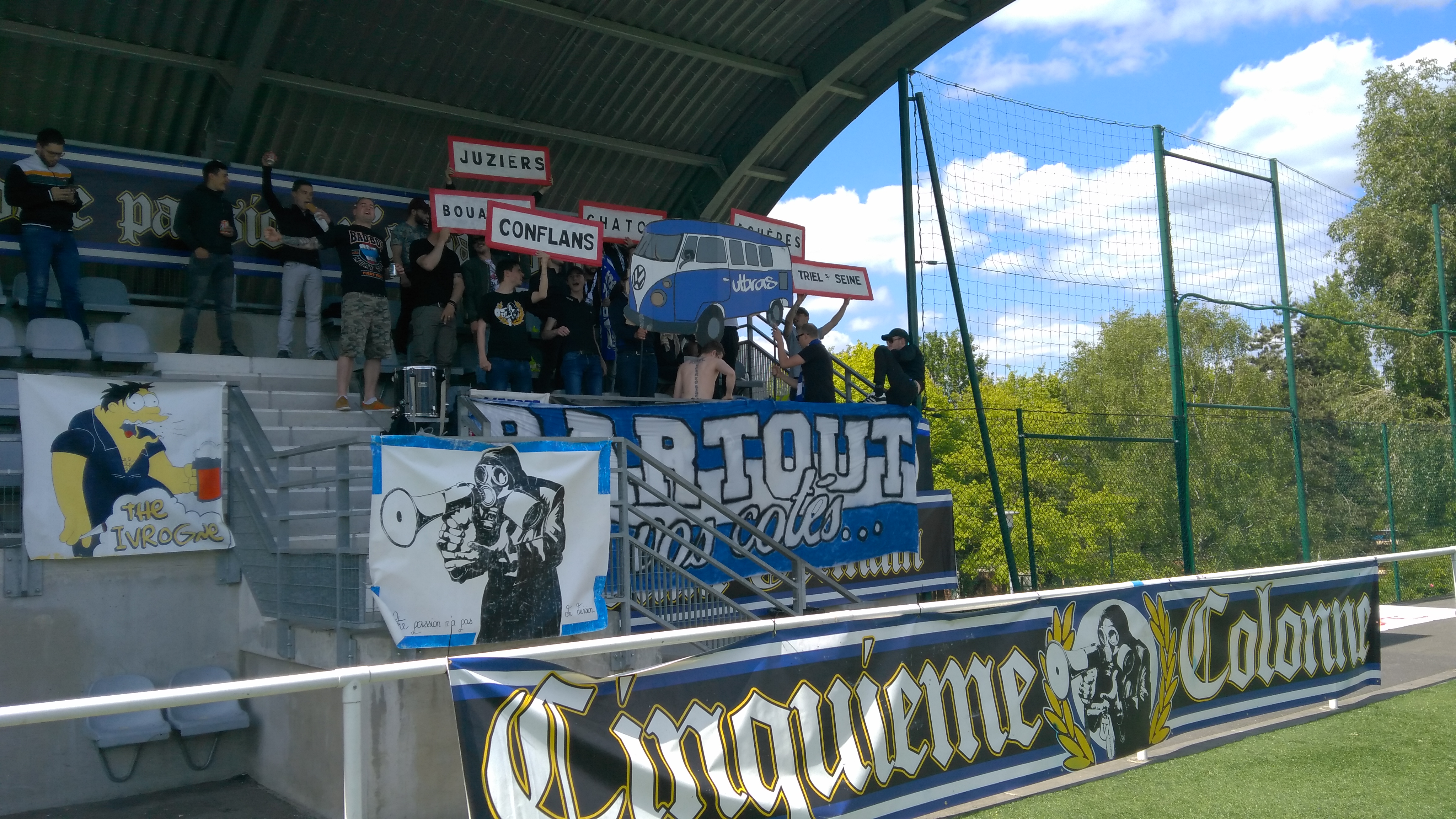 Stade De La Colline Saint Germain En Laye Ecœurés par le PSG, des ultras s'éclatent en district
