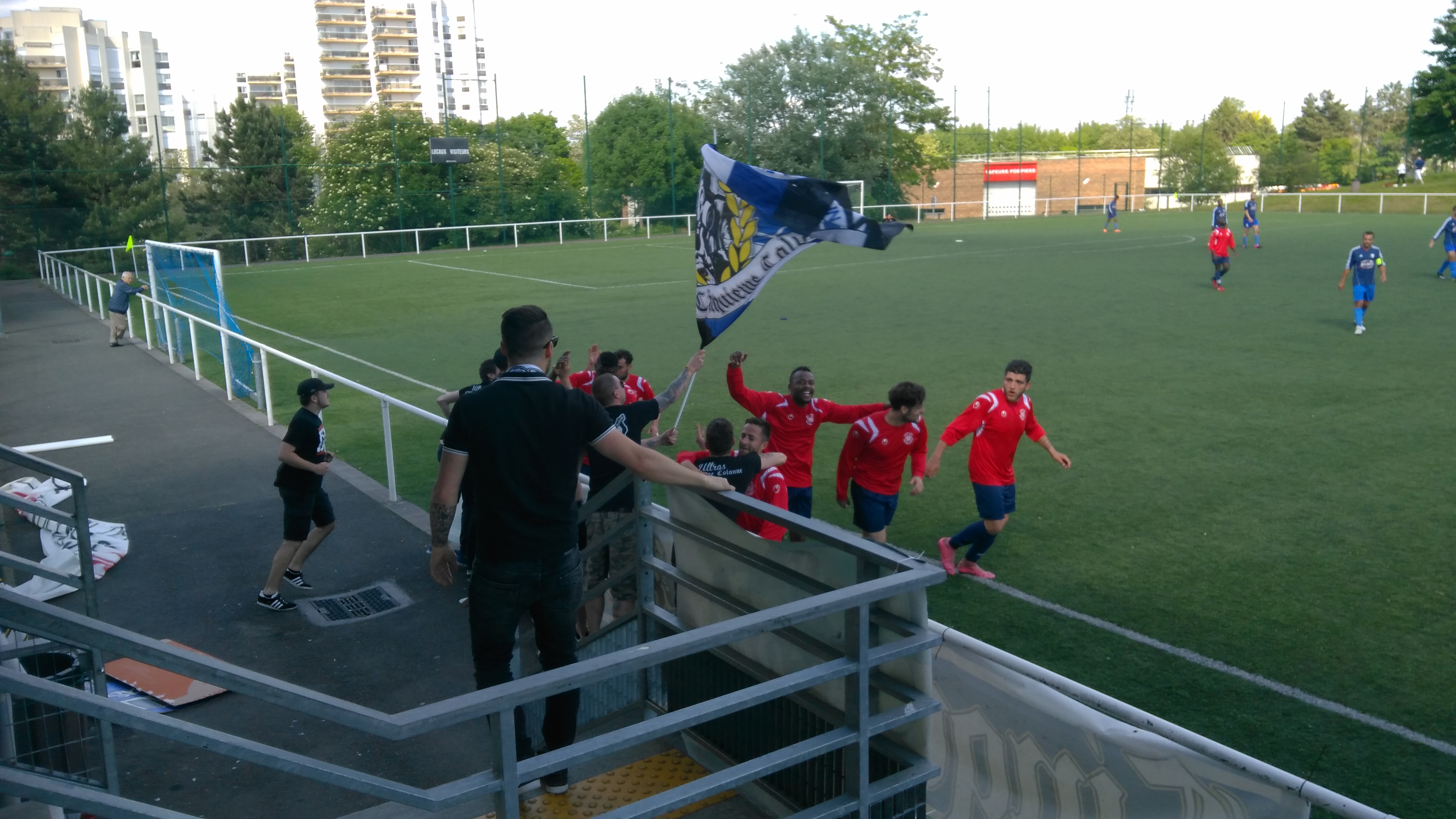 Stade De La Colline Saint Germain En Laye Ecœurés par le PSG, des ultras s'éclatent en district