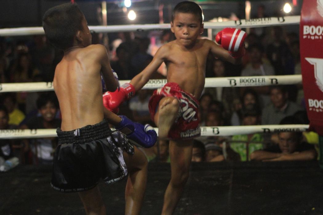 Une nuit en Thaïlande : parieurs, enfants boxeurs et muay thaï