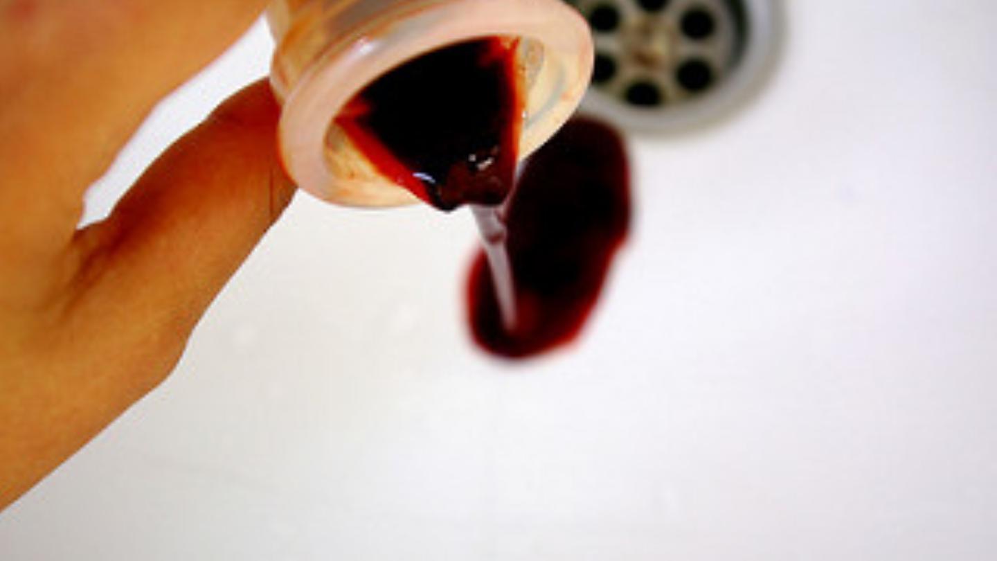 В жилах течет кровь. Менструационная чаша с кровью.