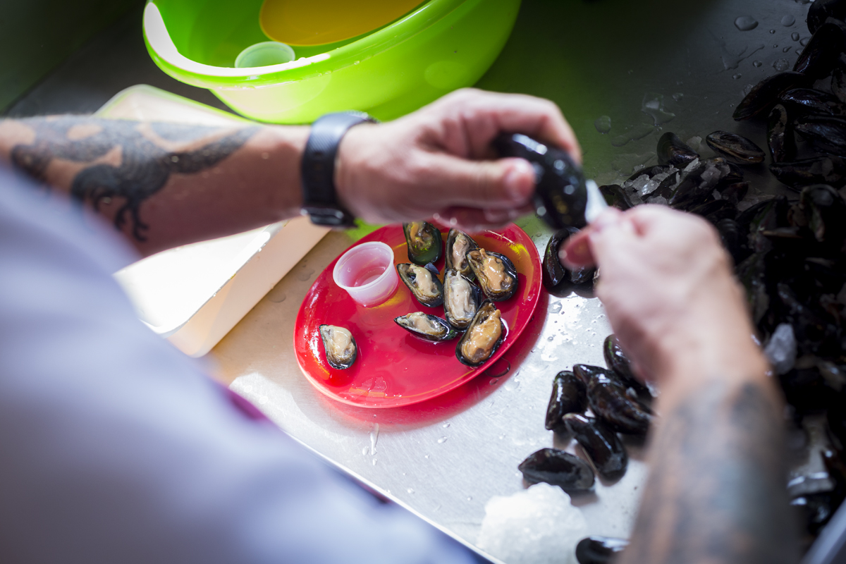 Avec les vendeurs de moules crues de Bruxelles MUNCHIES