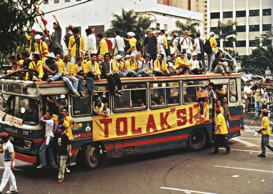 1511351627947-November_1998_Semanggi_demonstrations