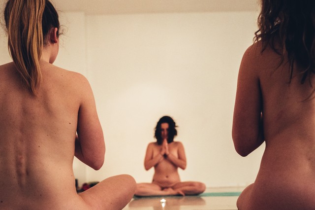 Frauen nackt yoga Yoga Nackt